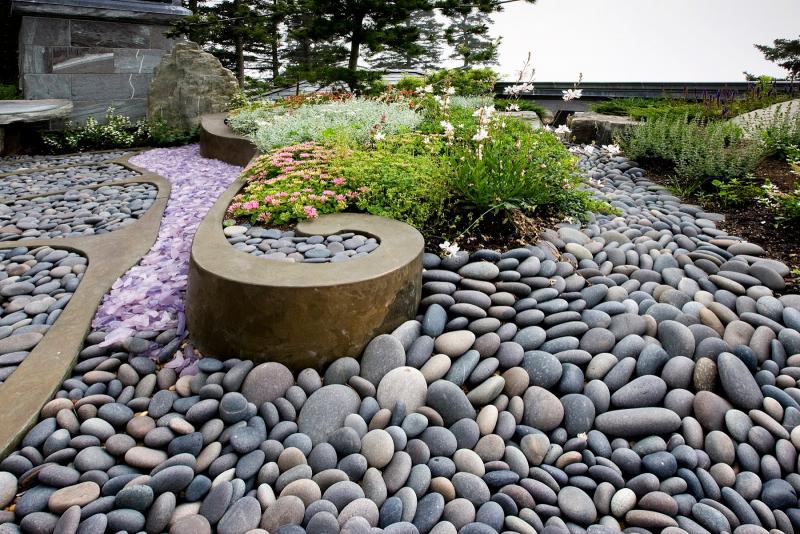 A coastal maine rooftop garden. Courtesy of William S. Brehm. Below, the Vayo Meditation Gardenat Coastal Maine Botanical Gardens, designed and constructed
2005-2006. Courtesy of Robert Mitchell. A coastal maine rooftop garden. Courtesy of William S. Brehm.