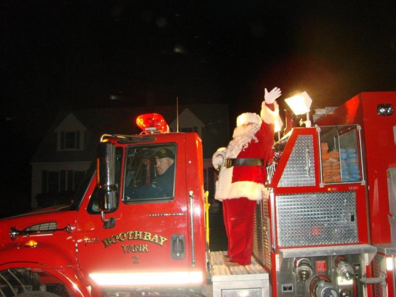 Santa arrives with Fire Dept. escort to the Boothbay Common. LISA KRISTOFF/Boothbay Register Santa arrives with Fire Dept. escort to the Boothbay Common. LISA KRISTOFF/Boothbay Register