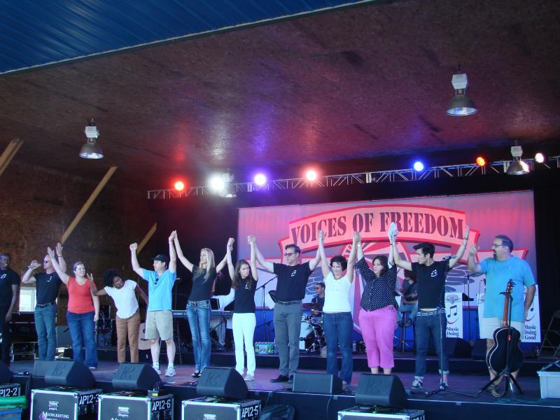 Music Doing Good concert performers rehearse August 5 in front of a gathering of event sponsors and other guests. SUSAN JOHNS/Wiscasset Newspaper Music Doing Good concert performers rehearse August 5 in front of a gathering of event sponsors and other guests. SUSAN JOHNS/Wiscasset Newspaper