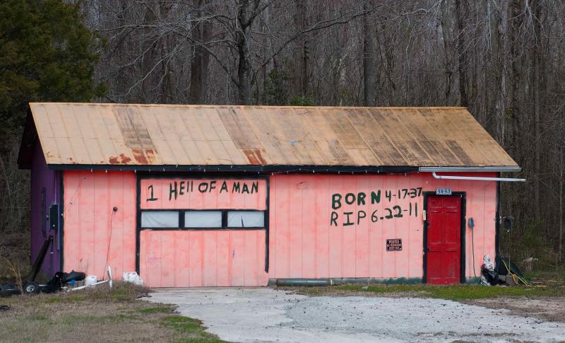This pink house made Barlow “fall in love with America.” Courtesy of Bruce Barlow
