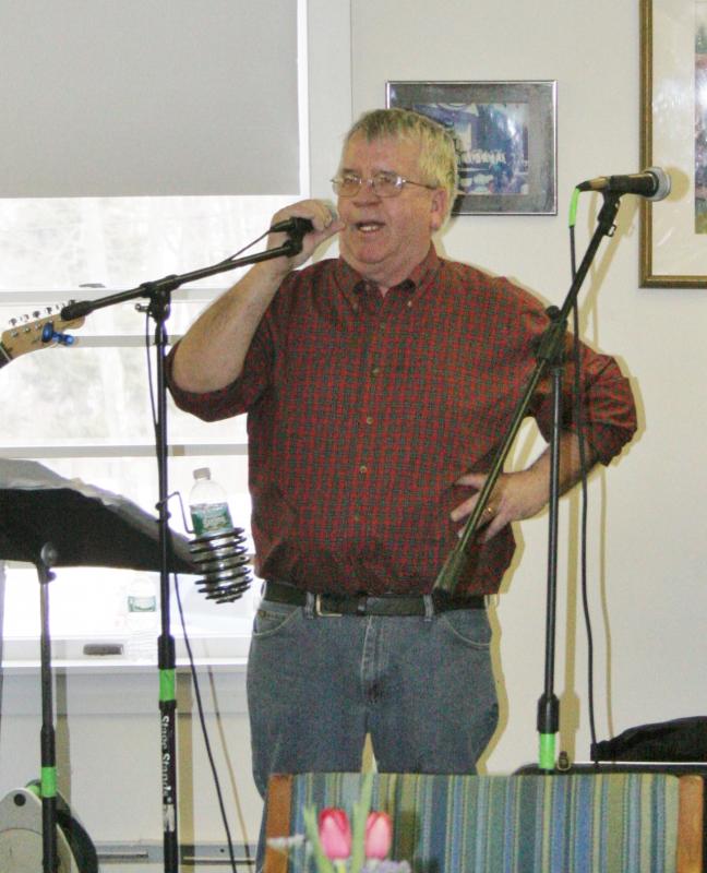 Tom Nickerson thanks everyone for attending the fundraising event. KEVIN BURNHAM/Boothbay Register