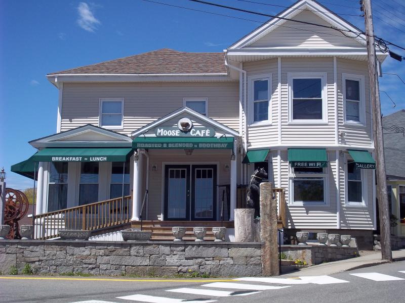 A BRICK OVEN PIZZERIA will be the new business in the building that formerly housed Moosehead Cafe. Located between the post office and the library, Mel’s Place will feature a wood-fired brick oven that heats to 1,000 F. Owners Chris Graham and Michele Green plan to open their doors by the end of June. SUZI THAYER/Boothbay Register