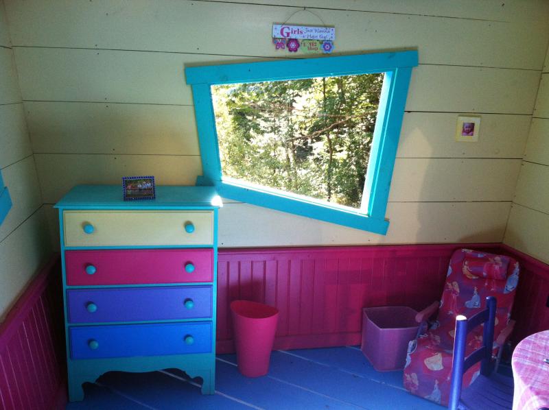 RONNIE CAMPBELL made everything inside his daughter’s treehouse crooked so it would look like a kid had built it. SUZI THAYER/Boothbay Register