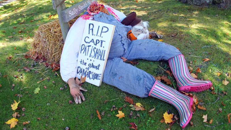 The first scarecrow spotted as you drive into East Boothbay is in the yard of the Sally Smith Studio, at 155 Ocean Point Road. It is headless, with blood soaking the collar and the head resting by its side. The sign, or headstone resting alongside reads, “R.I.P. CAPT. PATTISHALL — the ghost of Damariscove.” SUZI THAYER/Boothbay Register