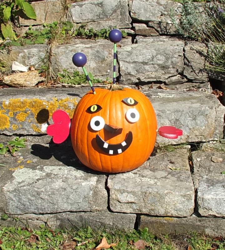 This funny-faced jack-o’-lantern shared a lawn with a lion at the home of Jessica Nadeau and Jon Miller. SUZI THAYER/Boothbay Register