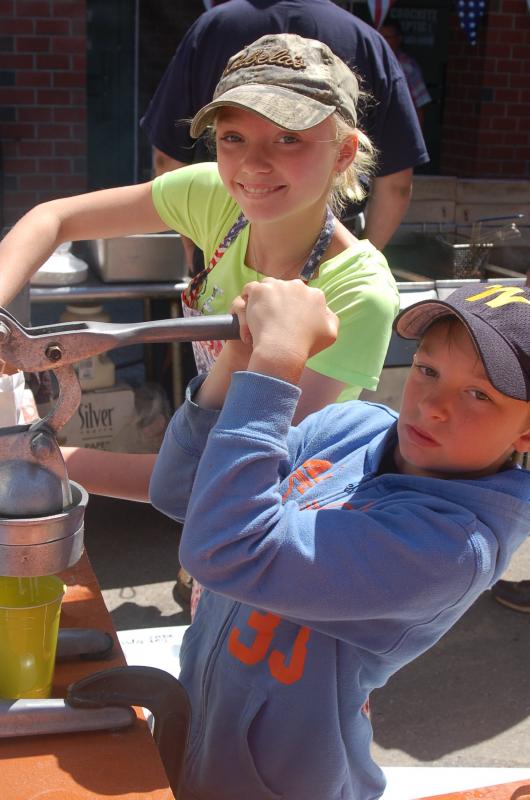 Colby Brown and Aliah Lovejoy squeeze lemons for lemonade. ART MAYERS/Wiscasset Newspaper