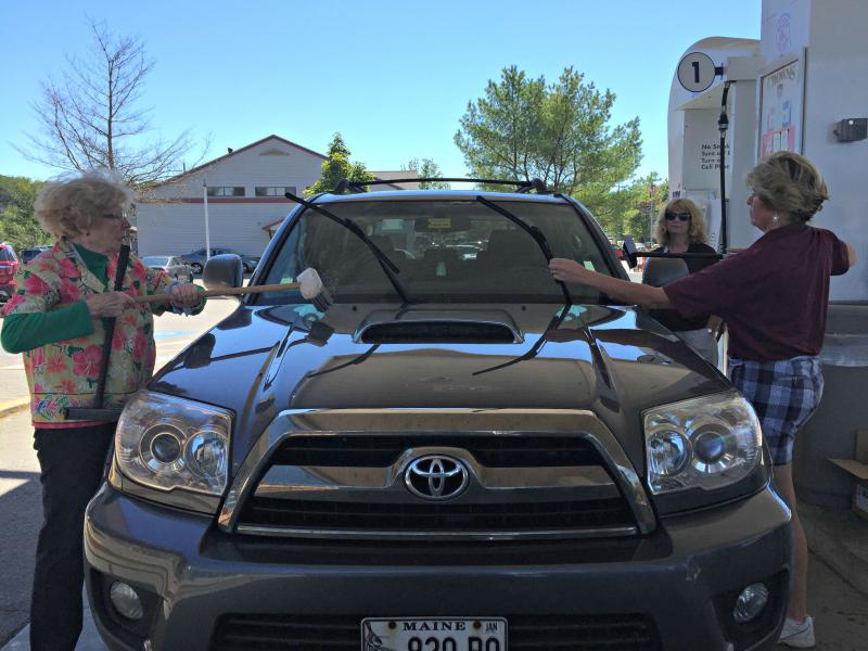 Estelle Appel, left, and Brenda Blackman, right, work together to clean windshields for donations at Circle K. KATRINA CLARK/Boothbay Register