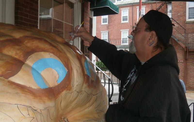 Cartoonist Glenn Chadbourne works on a horror image in front of King Eider’s Pub. ART MAYERS/Boothbay Register