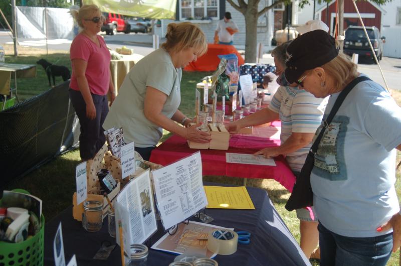 Mutt Scrub attendees look over raffle items. ART MAYERS/Boothbay Register