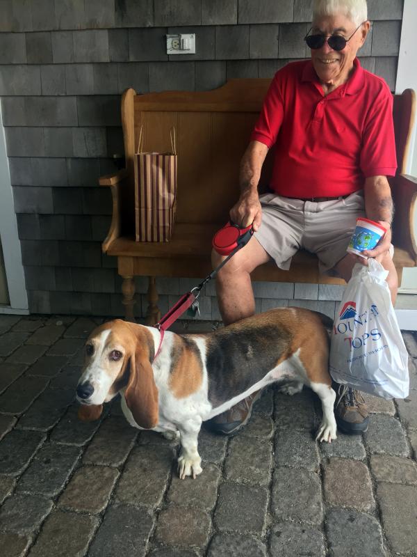 Bruce and Lucy Petree, from Virginia, were taking a break from shopping. SUZI THAYER/Boothbay Register