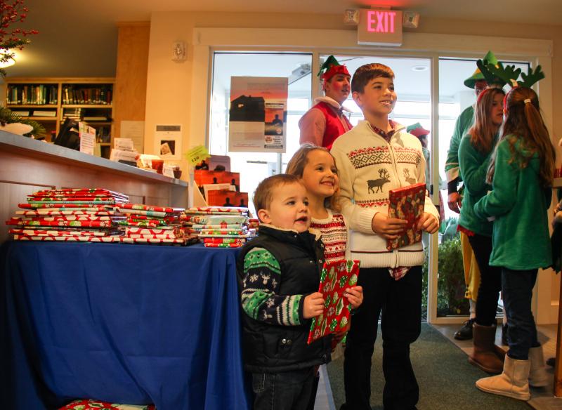 The Memorial Library elves hand out gift books. DIANE DORBIN/Boothbay Register Harbor Lights 2016