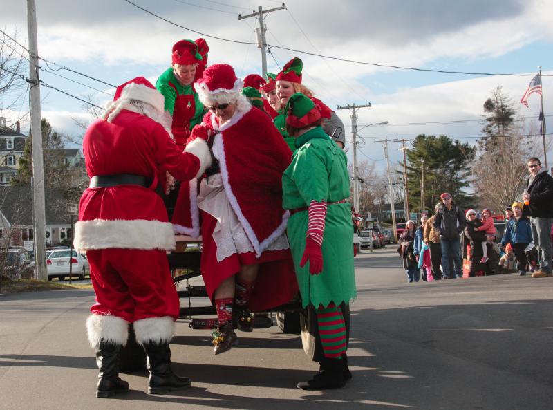 Santa helps Mrs. Claus get off the horse-drawn carriage. DIANE DORBIN/Boothbay Register Harbor Lights 2016