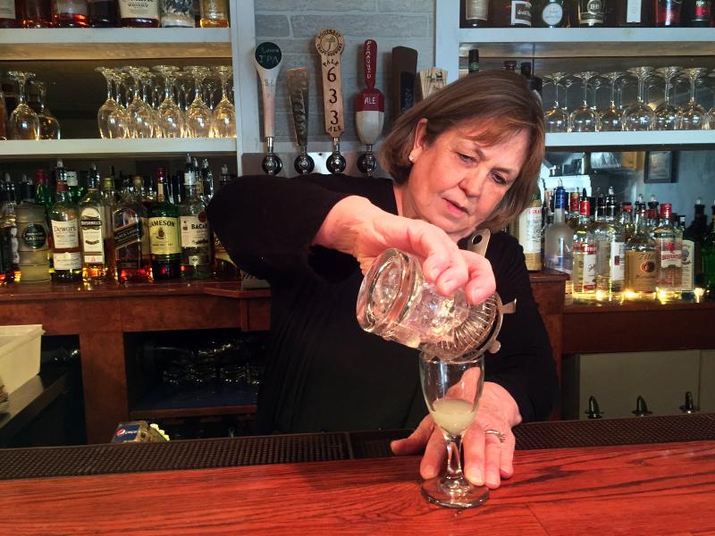 Marilyn Gorneau mixes up an absinthe manhattan. SUZI THAYER/Boothbay Register