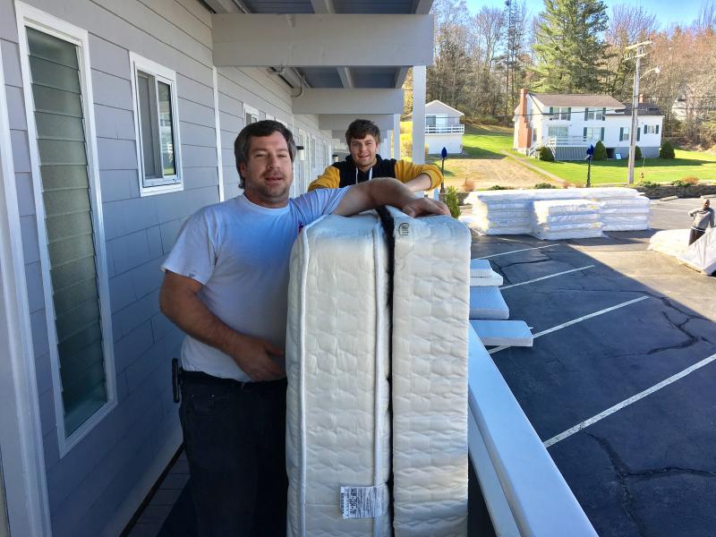 Brown’s Wharf employee Brian Colby lends a helping hand May 4. SUZI THAYER/Boothbay Register