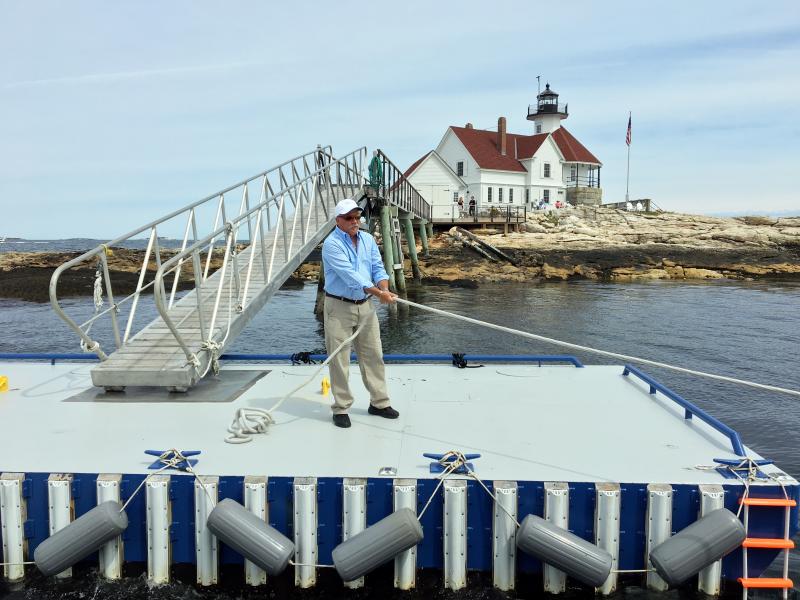 Innkeeper Mark Zinkiewicz helps out at the boat landing. SUZI THAYER/Boothbay Register