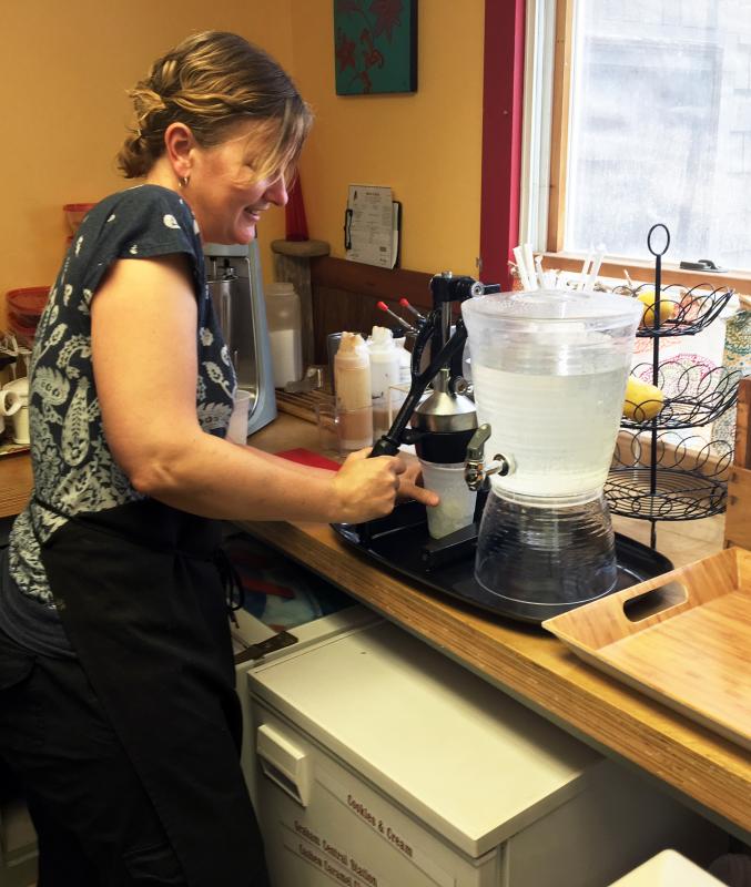Jennifer Ingham squeezes lemons for her fresh lemonade at Cameron Clan Kettle Corn in Wiscasset. SUZI THAYER/Boothbay Register