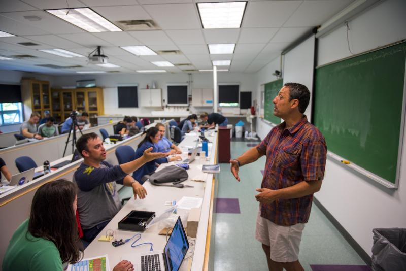 Dr. Emmanuel Boss teaching the ocean optics class held at the Darling Marine Center. Courtesy of Holland Haverkamp