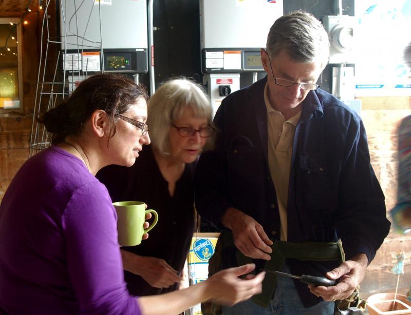 Morris Farm Office Manager Angela Richards and co-presidents
Merry and Les Fossel examine a horn-handled knife. ART MAYERS/Wiscasset Newspaper