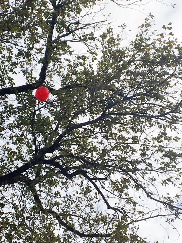 Some thought the red balloon was a sign that the clown from Stephen King’s ‘It’ was there, but Debbie Gagnon said, “No, that’s Dad.” SUZI THAYER/Boothbay Register