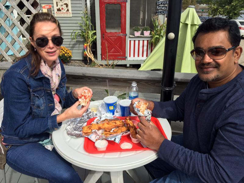 An Atlanta couple enjoy Red’s lobster rolls for the first time. SUZI THAYER/Boothbay Register