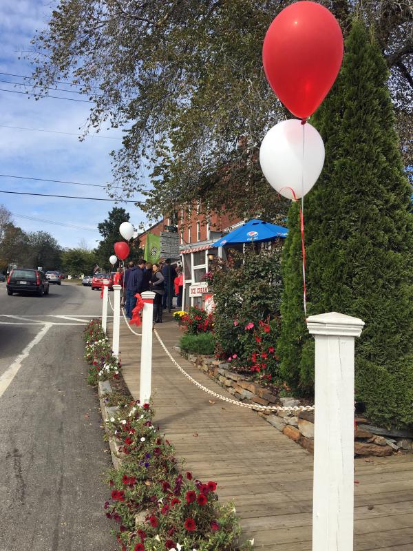 Red and white balloons were tied around the periphery of Red’s on Sept. 30. SUZI THAYER/Boothbay Register
