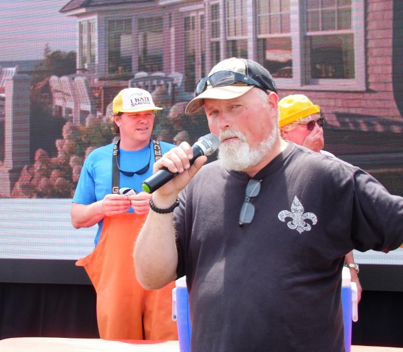 Emcee Doug Gimbel entertains the crowd while rounding up more competitors. Chris Gleason and Cap’n Court are behind the table. LISA KRISTOFF/Boothbay Register