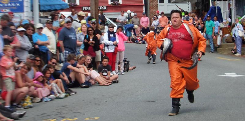 Spectators watched 'em comin’ and goin’. LISA KRISTOFF/Boothbay Register