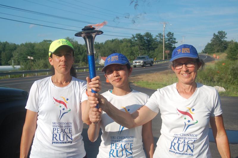 Hastakamala Diaz, Sweta and Saranyu Pearson complete Thursday’s run in Waldoboro. ART MAYERS/Wiscasset Newspaper