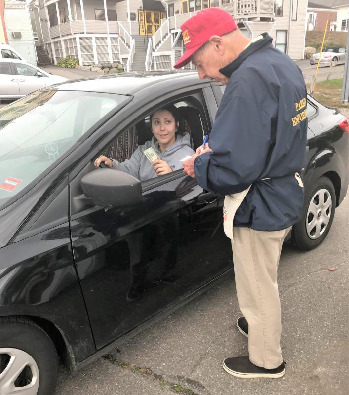 Bob Pascal tends to a customer in the footbridge lot. KELLIE BIGOS/Boothbay Register