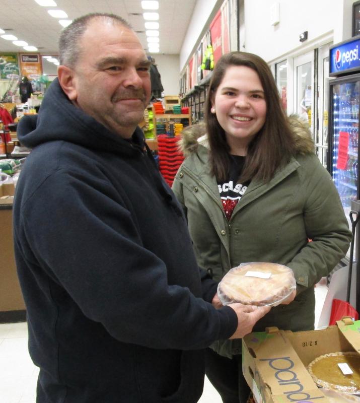Gordon Campbell and his daughter Corey pick up their Thanksgiving pies. PHIL DI VECE/Wiscasset Newspaper