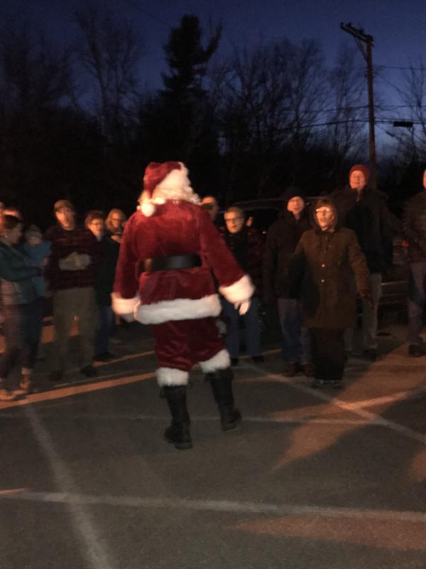 Santa backs up the sing-along. KELLIE BIGOS/Boothbay Register