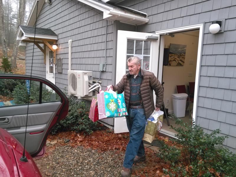 Reid Hodgdon loads bags to be delivered to veterans at Cabins in the Woods. JANE CARPENTER/Boothbay Register