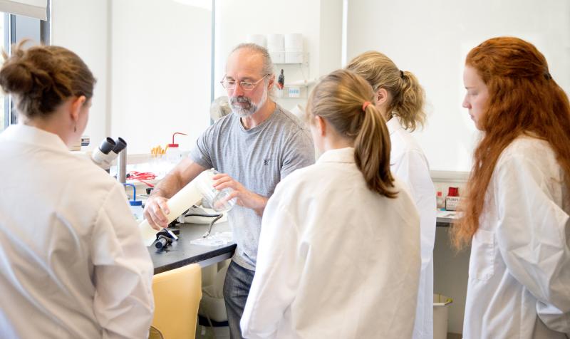 Senior Research Scientist David Fields instructs a group of high school students during the weeklong Keller BLOOM program. Fields was recently awarded the prestigious 2019 Ramón Margalef Award for excellence in teaching and mentoring for his leadership of Bigelow Laboratory's education programs. Courtesy of Kevin Fahrman/Foreside Photography