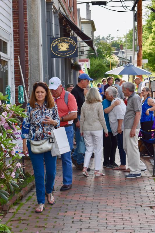 The Wiscasset Art Walk attracts a lot of foot traffic on Main Street June 27. PHIL DI VECE/Wiscasset Newspaper