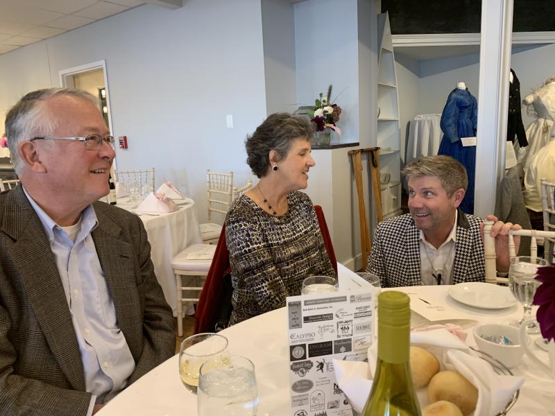 Alna’s Michael and Laura Chaney chat with Joe Zoellers, who co-chaired the event with Kerry Cushing. SUSAN JOHNS/Wiscasset Newspaper