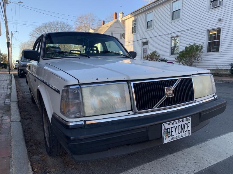 A car with an eye-catching license plate idles in the cold downtown during Wiscasset Early Bird. SUSAN JOHNS/Wiscasset Newspaper