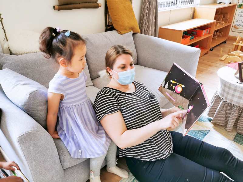Carolyn Remley reads to a student. Courtesy photo