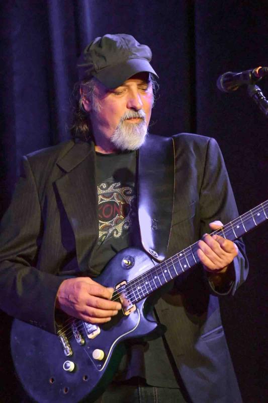 Steve Jones on lead guitar. Peter Southwick photo Steve Jones - Boneheads Peter Southwick photo