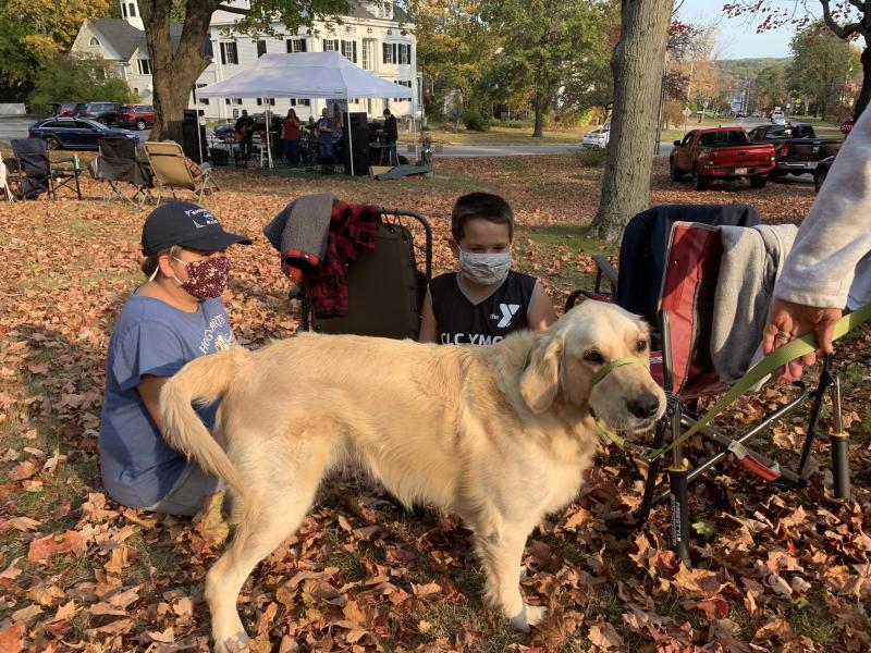 Michelle Peele’s golden retriever Emmett visits with Maggie and Eben Sawyer at the concert. SUSAN JOHNS/Wiscasset Newspaper