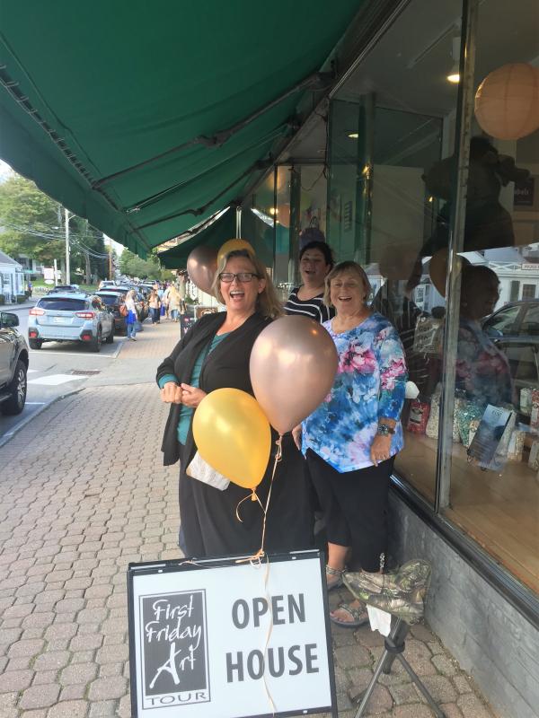 Look who’s outside Coastal Maine Popcorn Co. LISA KRISTOFF/Boothbay Register