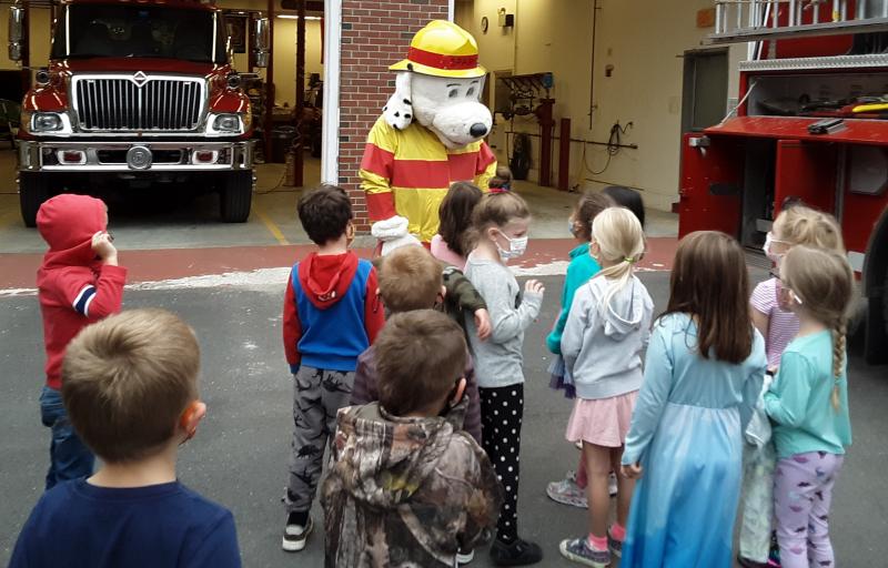 Sparky arrives. JANE CARPENTER/Boothbay Register