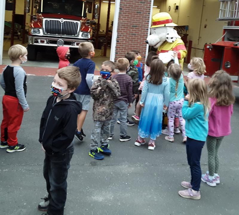 Sparky draws a crowd. JANE CARPENTER/Boothbay Register