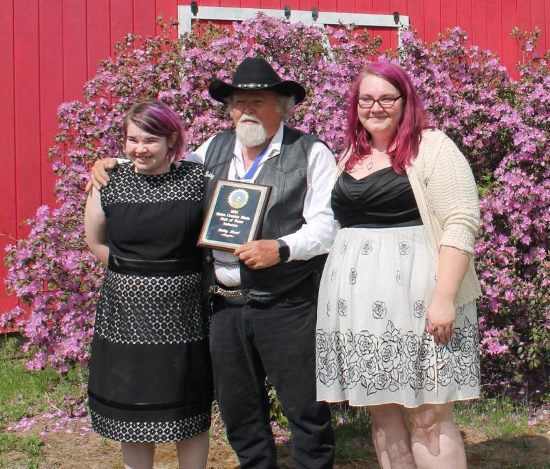 Reed with his daughters, Kimberly Reed, left, and Brittany Reed. Courtesy of Brittany Reed