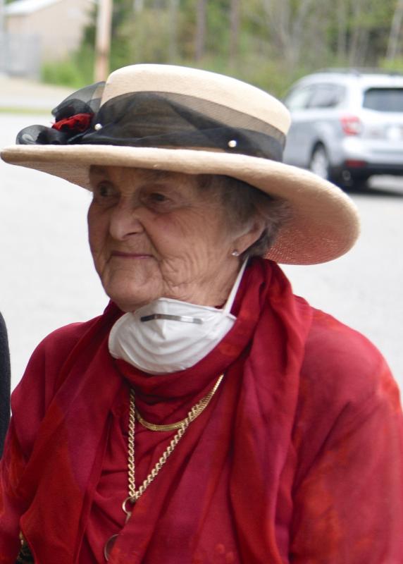 Second place winner Doreen Dun arrives rockin’ the red. Bob Crink photo