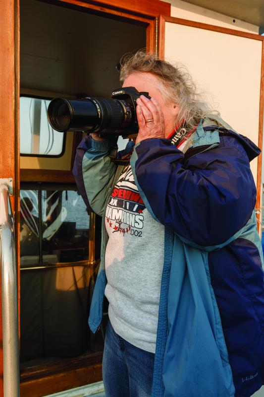 Getting a good shot. Mike Leonard photo (www.phototourismbymike.com)