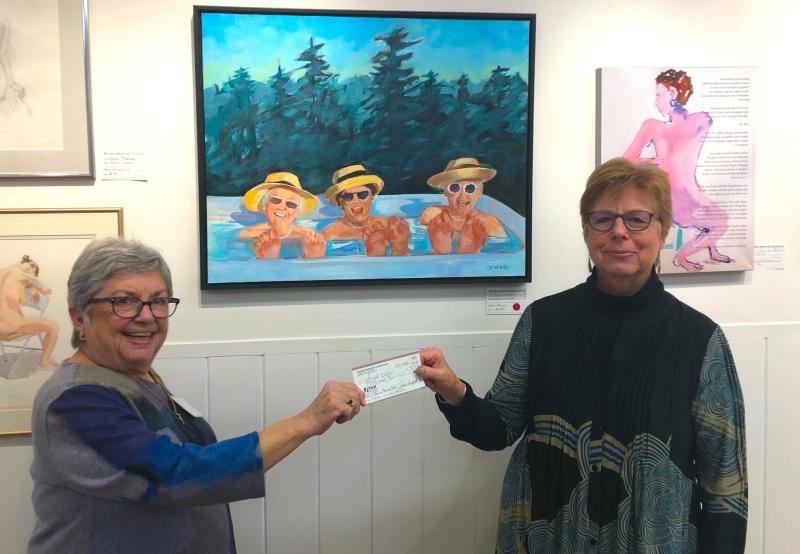 Sarah Wilde, right, receives her People’s Choice Award for “Rub A Dub Dub” from Annette Stormont. Courtesy photo