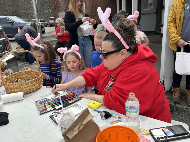 Face painter Nikki Main begins a design. LISA KRISTOFF/Boothbay Register LISA KRISTOFF/Boothbay Register