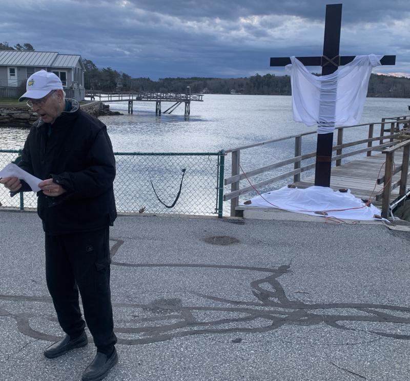 Pastor Al Roberts begins the Easter Sunrise service Sunday in Bayville for Boothbay Region Christian Fellowship. BILL PEARSON/Boothbay Register Al Roberts