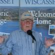Famed defense attorney F. Lee Bailey speaks August 5 about the military start to his legal career. Bailey used to keep a plane at the Wiscasset Municipal AIrport. SUSAN JOHNS/Wiscasset Newspaper
