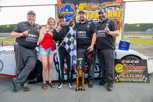 Kevin Douglass, Leah Douglass and team celebrate the Shipbuilder 100 victory. Jasen Dickey Photography